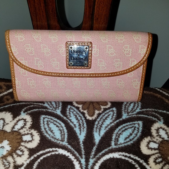Dooney & Bourke Handbags - 💕SALE💕Dooney and Bourke wallet💕